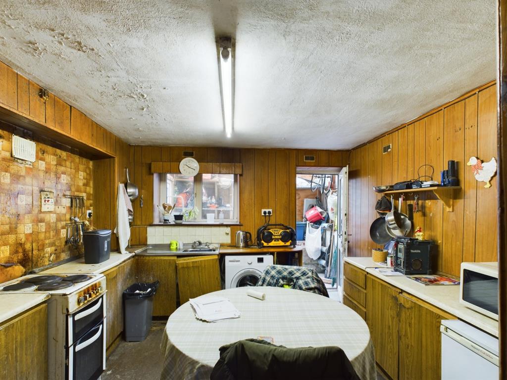 Lot: 12 - COTTAGE FOR IMPROVEMENT - Kitchen